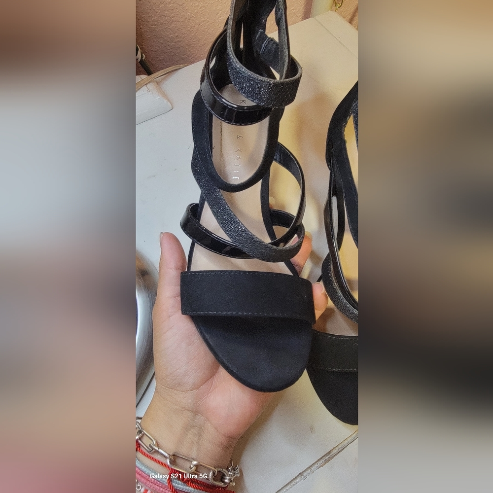 KELLY AND KATIE black sandals size 6.5 😍 👌
